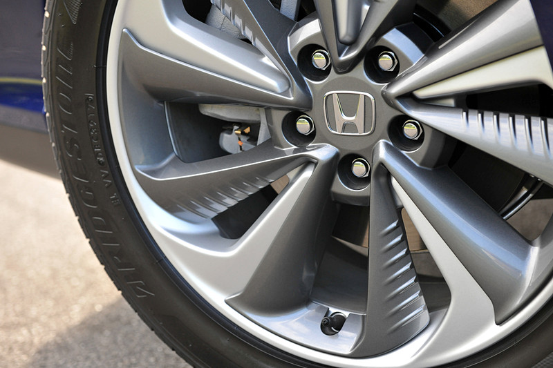 専用の樹脂キャップを装着した18インチアルミホイール。タイヤサイズは前後共に235/45 R18