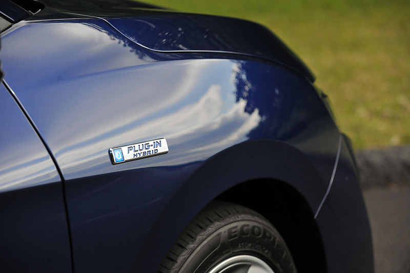 フロントフェンダーやフューエルリッドにプラグインハイブリッドを示すエンブレムを装着