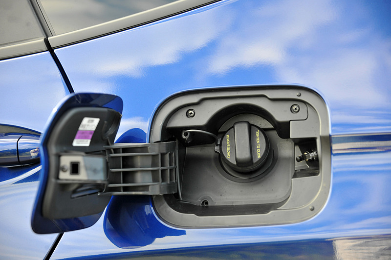 給油口。油種はレギュラーガソリン