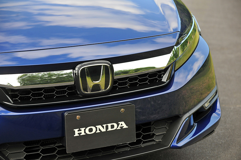 安全運転支援システム「Honda SENSING」は、フロントウィンドウ内側に設置した単眼カメラとフロントグリルのエンブレム内に設置したミリ波レーダーで前方を確認