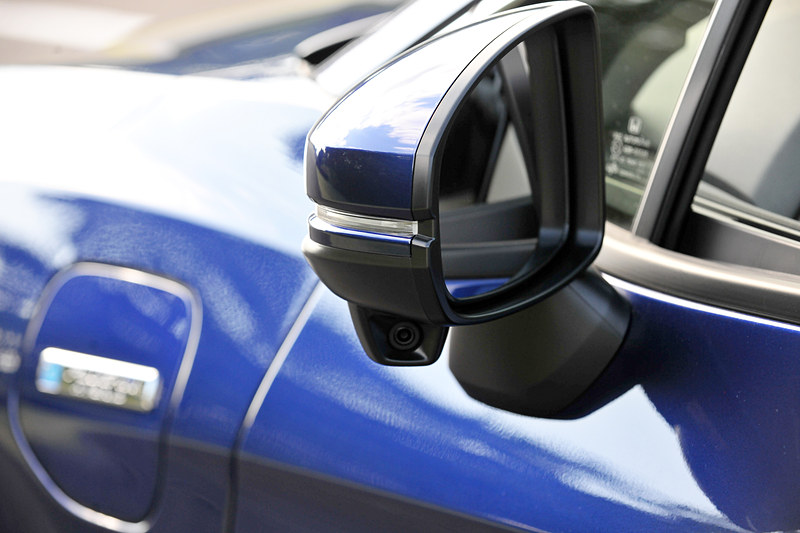 ドアミラーの死角をナビ画面に表示する「Lane Watch」用の助手席ドアミラー下部のカメラ