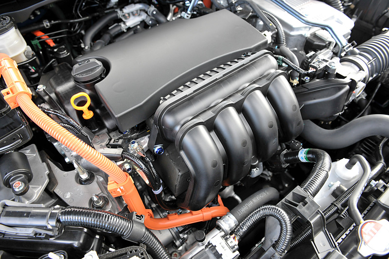 直列4気筒DOHC 1.5リッターアトキンソンサイクルエンジンは、最高出力77kW（105PS）/5500rpm、最大トルク134N･m（13.7kgf･m）/5000rpmを発生