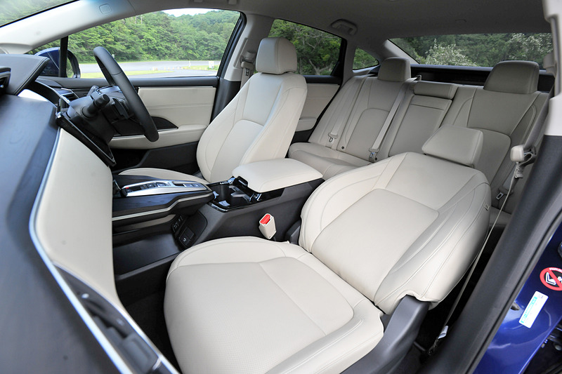 撮影車のインテリアカラーはホワイトアイボリー