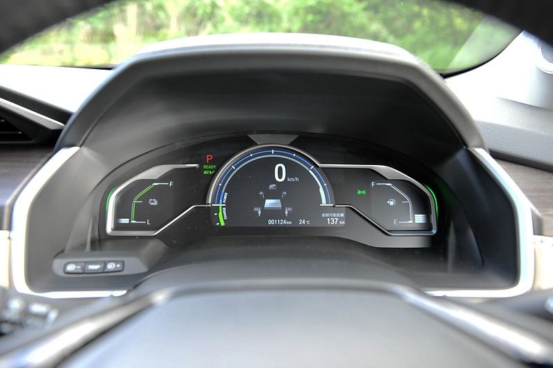 EV走行可能領域などを表示する「デジタルグラフィックメーター」。中央部分のグラフィックは変更可能