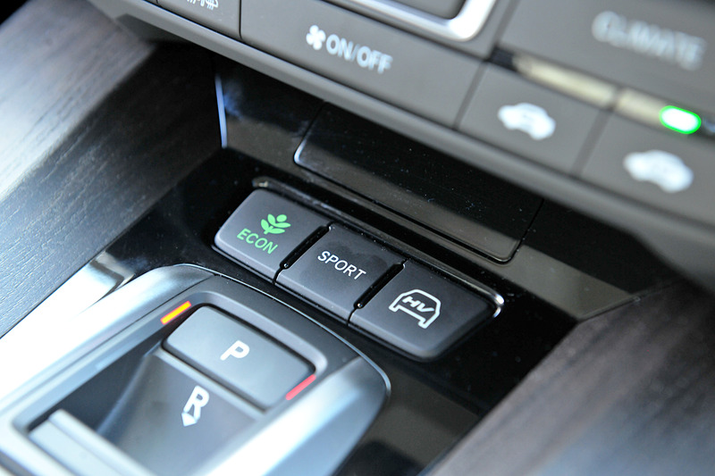 走行モードを切り替えるとメーター内の色が変わる