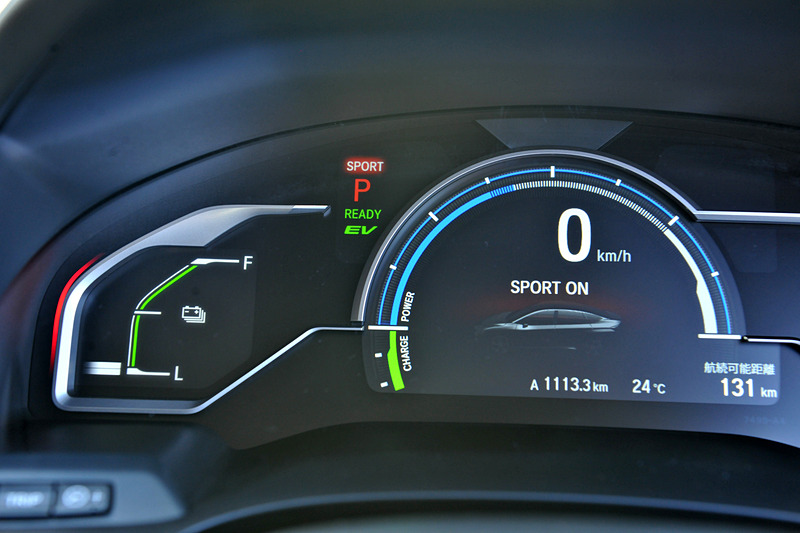 走行モードを切り替えるとメーター内の色が変わる