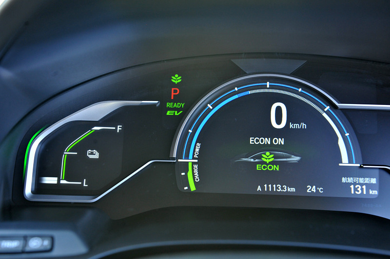 走行モードを切り替えるとメーター内の色が変わる