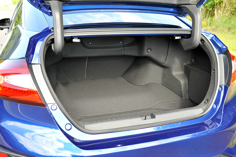VDA方式で512Lの容量を確保したトランクルームは、9.5型のゴルフバックを4個搭載可能。リアシートは6：4分割式で倒すことができ、トランクスルー機能を備える