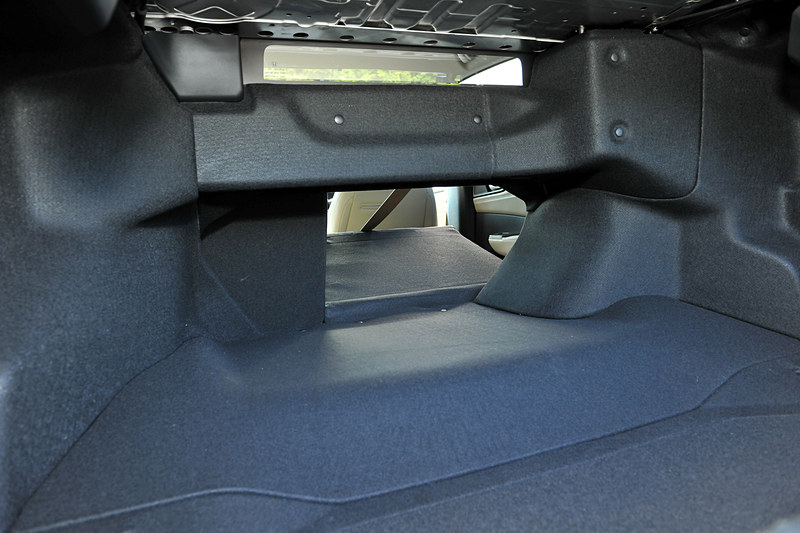 VDA方式で512Lの容量を確保したトランクルームは、9.5型のゴルフバックを4個搭載可能。リアシートは6：4分割式で倒すことができ、トランクスルー機能を備える