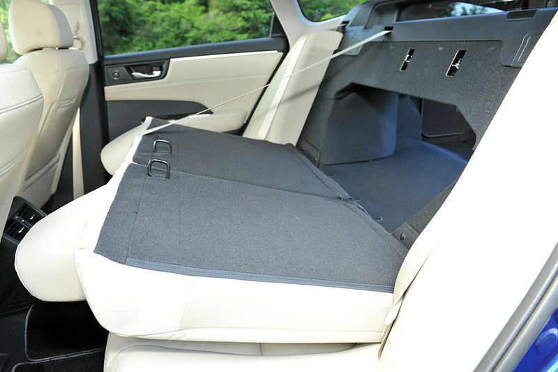 VDA方式で512Lの容量を確保したトランクルームは、9.5型のゴルフバックを4個搭載可能。リアシートは6：4分割式で倒すことができ、トランクスルー機能を備える