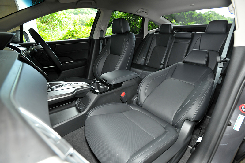 こちらはブラックのインテリアカラー