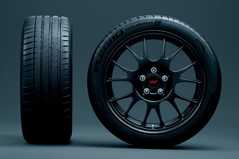 イン側とアウト側でコンパウンドを使い分け、ドライ路面からウェット路面まで安定したグリップ力を発揮するミシュラン「PILOT SPORT 4 S」（サイズはベース車と同じ245/40 ZR18）を採用。軽量なSTI製BBSアルミホイールは車体全体の軽量化のほか、バネ下重量の低減で走行性能も向上させる
