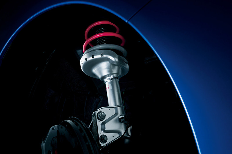 フロントが倒立式となるKYB製の専用サスペンション。車高は10mmローダウンとなる