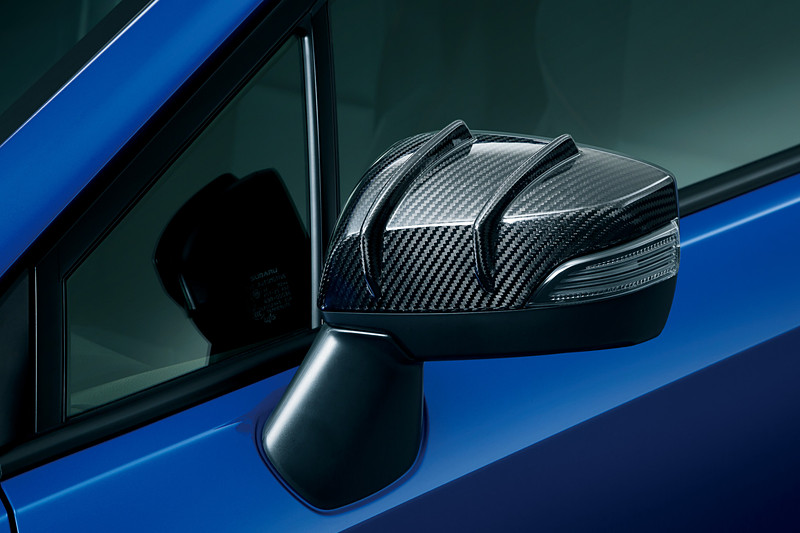 「ドライカーボン製エアロドアミラーカバー」は軽量化に加え、2本のフィンでドアミラーまわりの空気の流れを整流。フロントリフト量を4％低減させる効果も備える