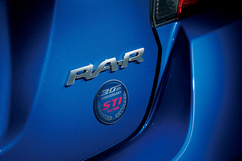 トランクリッドに「RA-Rリアオーナメント」「STI 30th ANNIVERSARYエンブレム」を装着する