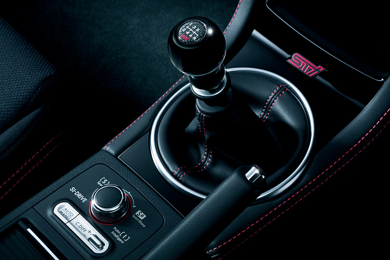 軽量化にも貢献する「STI製ジュラコンMTシフトノブ」