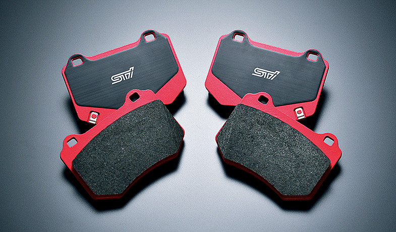 ハイμ仕様の「STIパフォーマンスブレーキパッド」を採用