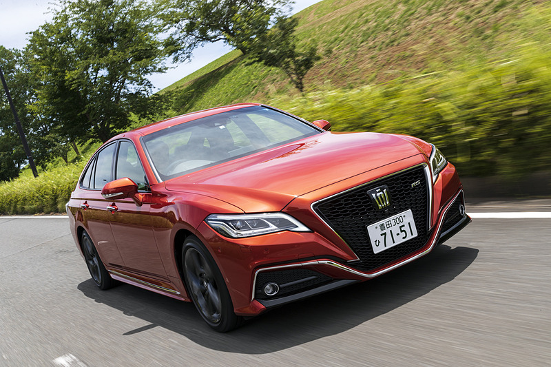 TNGA（Toyota New Global Architecture）に基づきプラットフォームを一新したトヨタ自動車「クラウン」。ボディサイズは4910×1800×1455mm（全長×全幅×全高。4WD車の全高は1465mm）で、ホイールベースは2920mm。ニュルブルクリンクサーキットで走行テストを行なうなど走りに磨きをかけたほか、全車で車載通信機の「DCM（データ・コミュニケーション・モジュール）」を標準装備してコネクティッドにも注力された