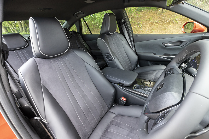 クラウンのインテリア。撮影車両のRS Advanceはシート表皮にブランノーブ＋合成皮革を採用。ナビゲーションなどが見やすい遠方の8インチディスプレイと、エアコンや走行モード切り替えなどが操作しやすい手前の7インチディスプレイの2つを連携させたダブルディスプレイとした