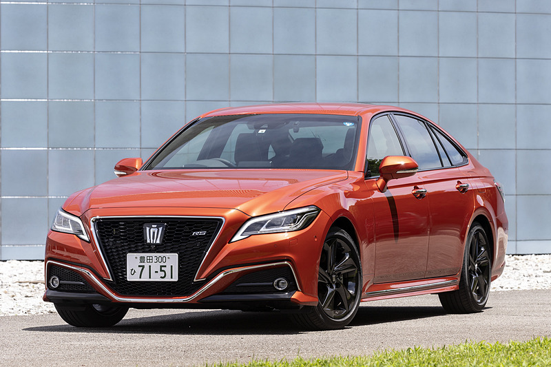 最高出力180kW（245PS）/5200-5800rpm、最大トルク350N･m（35.7kgf･m）/1650-4400rpmを発生する直列4気筒DOHC 2.0リッター直噴ターボエンジンの「8AR-FTS」型を搭載する「RS Advance」（559万4400円）。トランスミッションは8速AT。RS仕様専用アルミホイールに225/45 R18サイズのタイヤを装着。撮影車のボディカラーは10万8000円高のオプションとなる「ジャパンカラーセレクションパッケージ」の「茜色（あかねいろ）」