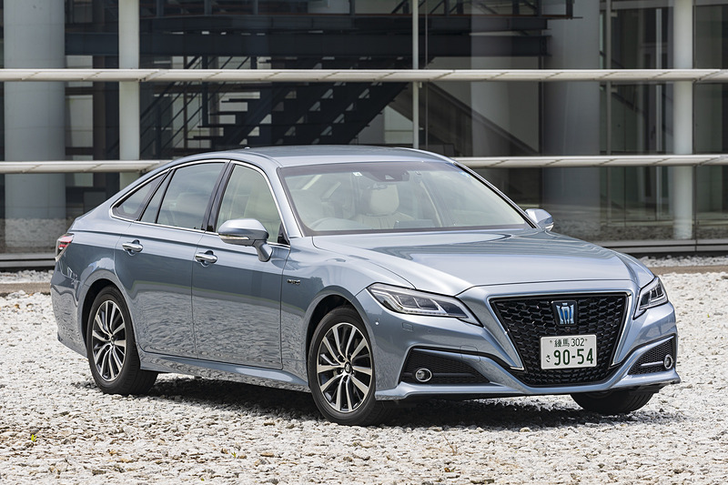 最高出力135kW（184PS）/6000rpm、最大トルク221N･m（22.5kgf･m）/3800-5400rpmを発生する直列4気筒 2.5リッターエンジン「A25A-FXS」型に、最高出力105kW（143PS）、最大トルク300N･m（30.6kgf･m）を発生する「1KM」型モーターを組み合わせるハイブリッドモデルの「G」（562万1400円）。切削光輝＋グレーメタリック塗装アルミホイールに215/55 R17サイズのタイヤを装着。撮影車のボディカラーは新色の「プレシャスガレナ」