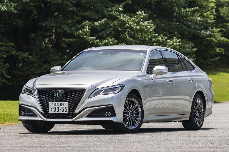 最高出力220kW(299PS)/6600rpm、最大トルク356N・m(36.3kgf・m)/5100rpmを発生するV型6気筒DOHC 3.5リッターエンジン「8GR-FXS」型に、最高出力132kW(180PS)、最大トルク300N・m(30.6kgf・m)を発生する「2NM」型モーターを組み合わせるハイブリッドモデルの「G-Exective」(718万7400円)。G-Exective専用のノイズリダクションアルミホイール(ブラックスパッタリング塗装)に225/45 R18サイズのタイヤを装着。撮影車のボディカラーは「プレシャスシルバー」