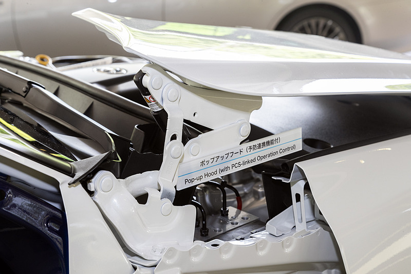 試乗会の会場にはクラウンに採用された技術を紹介するカットモデルが展示された