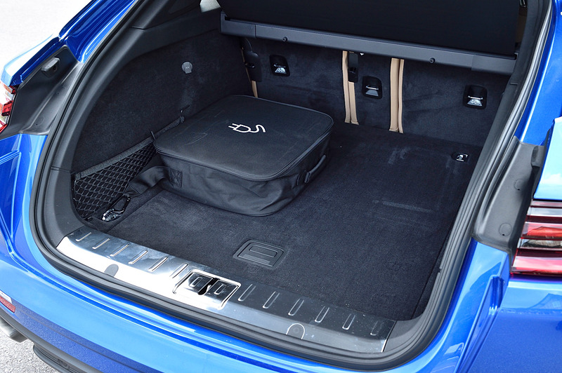 パナメーラ4 E-ハイブリッド スポーツツーリスモのラゲッジ容量は425Lだが、40：20：40分割の後席を倒すことで1295Lまで拡大可能