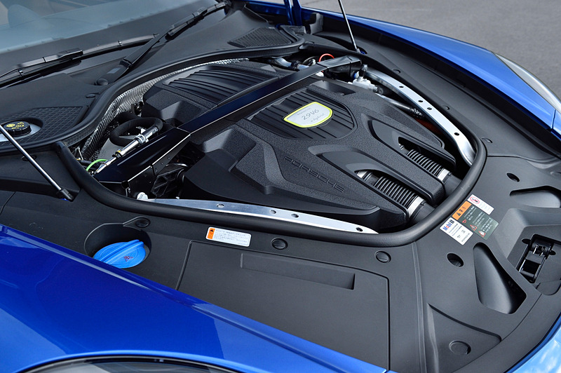 パナメーラ4 E-ハイブリッド スポーツツーリスモが搭載するV型6気筒 2.9リッターツインターボエンジンは最高出力243kW（330PS）/5250-6500rpm、最大トルク450N･m/1750-5000rpmを発生。これに136PS/2800rpm、400N･m/100-2300rpmのモーターを組み合わせ、総合出力は462PS/6000rpm、700N･m/1100-4500rpmとなる。0-100km/h加速は4.6秒