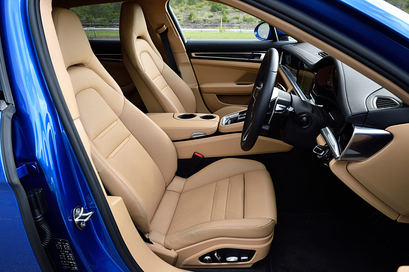 スポーツツーリスモのハイライトは後席が3名乗車になった点。インテリアカラーはブラック/ルクソールベージュで、ボーズサラウンドサウンドシステム、メモリー機能付き電動シート（前席）、断熱遮音プライバシーガラスといったオプションを装備。メーターパネル中央のアナログ式のレブカウンターは「ポルシェ 356」に敬意を示したもの