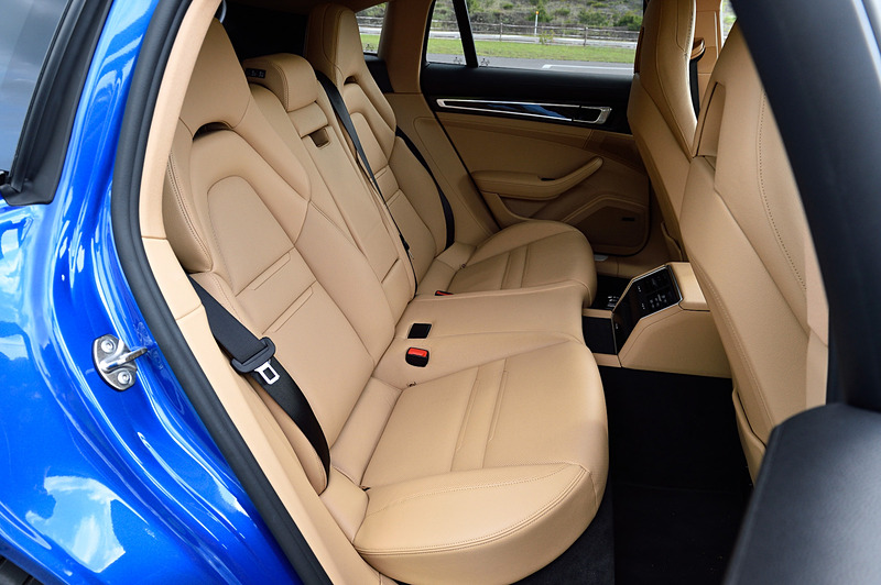 スポーツツーリスモのハイライトは後席が3名乗車になった点。インテリアカラーはブラック/ルクソールベージュで、ボーズサラウンドサウンドシステム、メモリー機能付き電動シート（前席）、断熱遮音プライバシーガラスといったオプションを装備。メーターパネル中央のアナログ式のレブカウンターは「ポルシェ 356」に敬意を示したもの