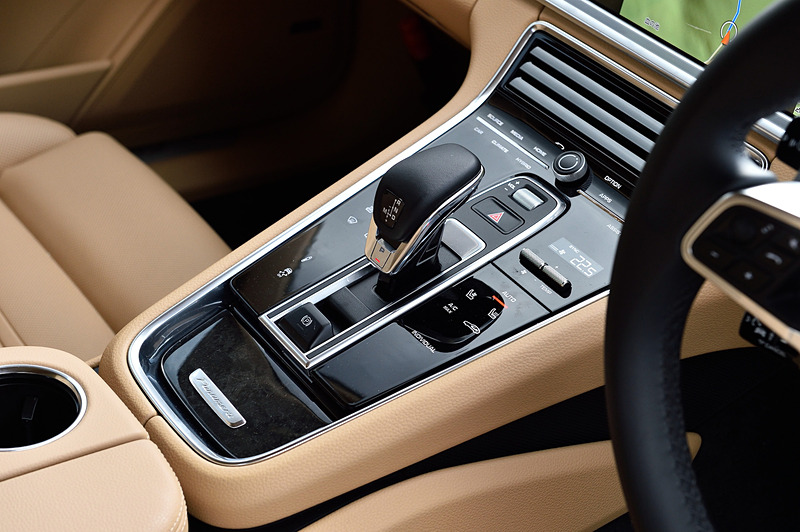 スポーツツーリスモのハイライトは後席が3名乗車になった点。インテリアカラーはブラック/ルクソールベージュで、ボーズサラウンドサウンドシステム、メモリー機能付き電動シート（前席）、断熱遮音プライバシーガラスといったオプションを装備。メーターパネル中央のアナログ式のレブカウンターは「ポルシェ 356」に敬意を示したもの