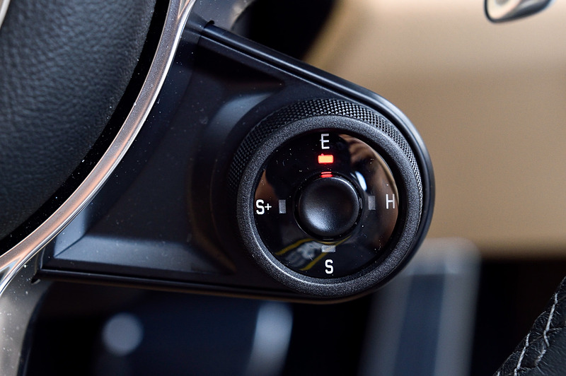 スポーツツーリスモのハイライトは後席が3名乗車になった点。インテリアカラーはブラック/ルクソールベージュで、ボーズサラウンドサウンドシステム、メモリー機能付き電動シート（前席）、断熱遮音プライバシーガラスといったオプションを装備。メーターパネル中央のアナログ式のレブカウンターは「ポルシェ 356」に敬意を示したもの