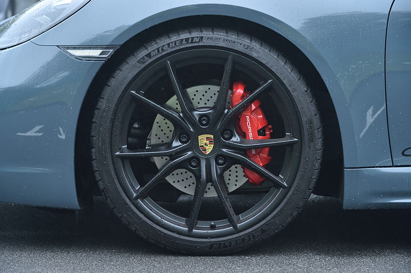 エクステリアでは、フロントに新デザインのスポーツデザインエプロンを採用するとともに、フロントライトモジュールとバイキセノンヘッドライトはGTSモデル特有のブラック仕上げとした。足下ではブラック（サテンフィニッシュ）に塗装された20インチホイールにミシュラン「パイロットスポーツ4」（フロント235/35 ZR20、リア265/35 ZR20）を組み合わせ、ブレーキシステムは前後に対向4ピストン式アルミニウム製モノブロックキャリパーとドリルドディスクを採用