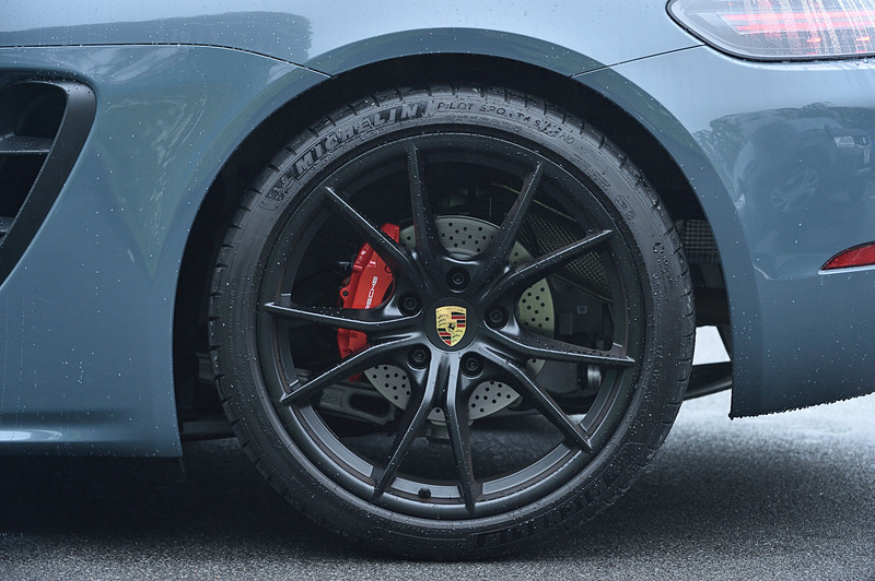 エクステリアでは、フロントに新デザインのスポーツデザインエプロンを採用するとともに、フロントライトモジュールとバイキセノンヘッドライトはGTSモデル特有のブラック仕上げとした。足下ではブラック（サテンフィニッシュ）に塗装された20インチホイールにミシュラン「パイロットスポーツ4」（フロント235/35 ZR20、リア265/35 ZR20）を組み合わせ、ブレーキシステムは前後に対向4ピストン式アルミニウム製モノブロックキャリパーとドリルドディスクを採用