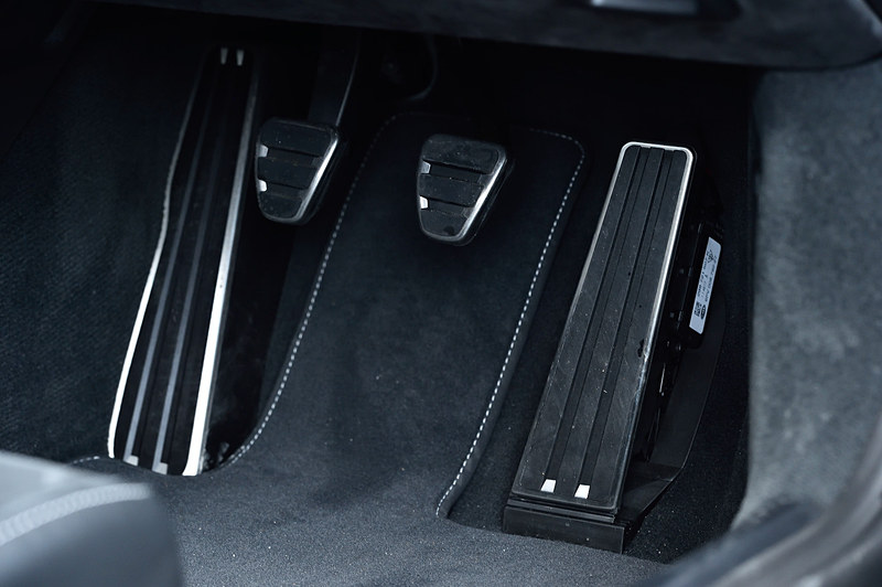 インテリアではステアリングホイールトリム、センターコンソール、アームレストなどにアルカンターラを採用。スポーツクロノパッケージのストップウォッチがダッシュボードに配置されるほか、センタートリムにアルカンターラを用いたスポーツシートを標準装備する