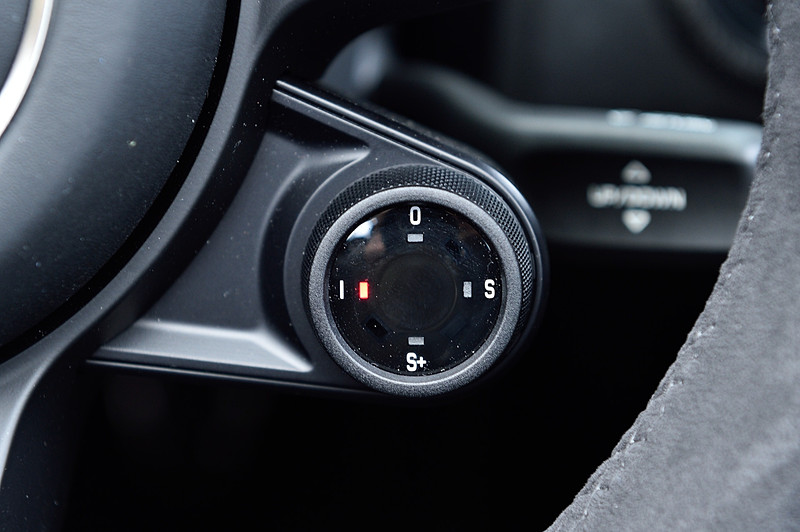 インテリアではステアリングホイールトリム、センターコンソール、アームレストなどにアルカンターラを採用。スポーツクロノパッケージのストップウォッチがダッシュボードに配置されるほか、センタートリムにアルカンターラを用いたスポーツシートを標準装備する