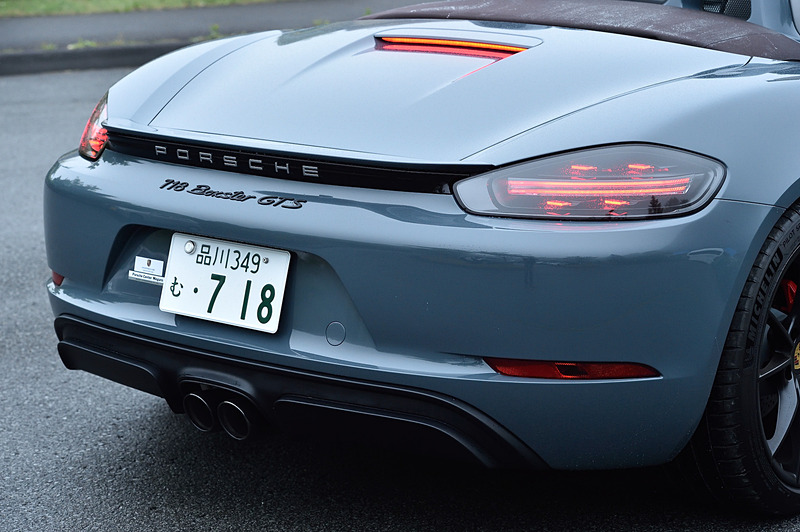 リアまわりではティンテッドテールライトのほか、ブラック塗装のロゴやリアエプロン、スポーツエグゾーストシステムのテールパイプなどが特徴的