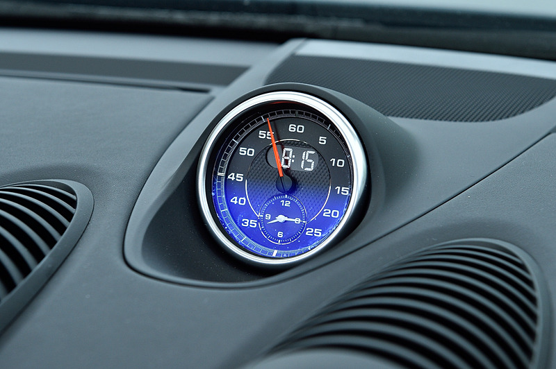 インテリアではステアリングホイールトリム、センターコンソール、アームレストなどにアルカンターラを採用。スポーツクロノパッケージのストップウォッチがダッシュボードに配置されるほか、センタートリムにアルカンターラを用いたスポーツシートを標準装備する