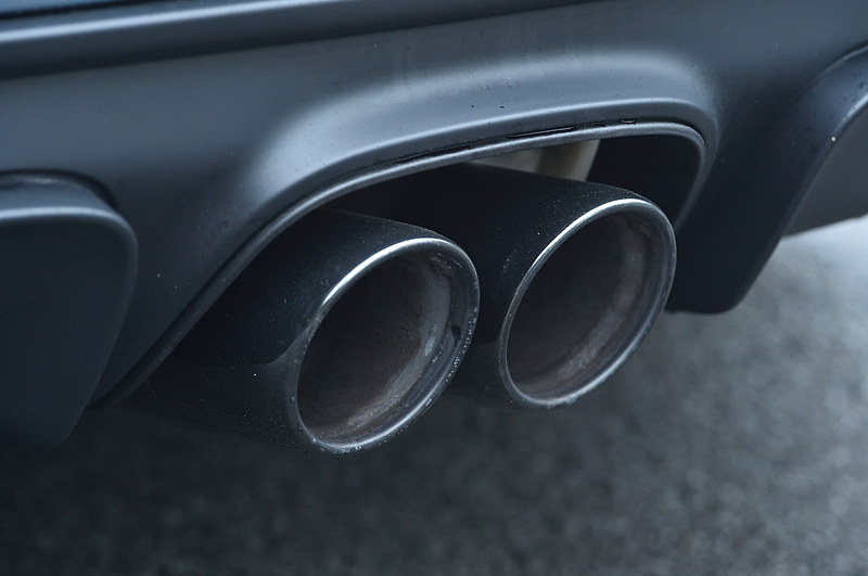 リアまわりではティンテッドテールライトのほか、ブラック塗装のロゴやリアエプロン、スポーツエグゾーストシステムのテールパイプなどが特徴的