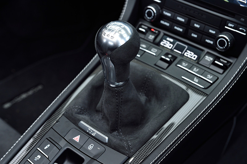 インテリアではステアリングホイールトリム、センターコンソール、アームレストなどにアルカンターラを採用。スポーツクロノパッケージのストップウォッチがダッシュボードに配置されるほか、センタートリムにアルカンターラを用いたスポーツシートを標準装備する