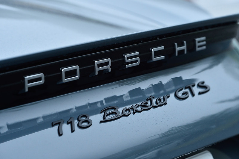 リアまわりではティンテッドテールライトのほか、ブラック塗装のロゴやリアエプロン、スポーツエグゾーストシステムのテールパイプなどが特徴的