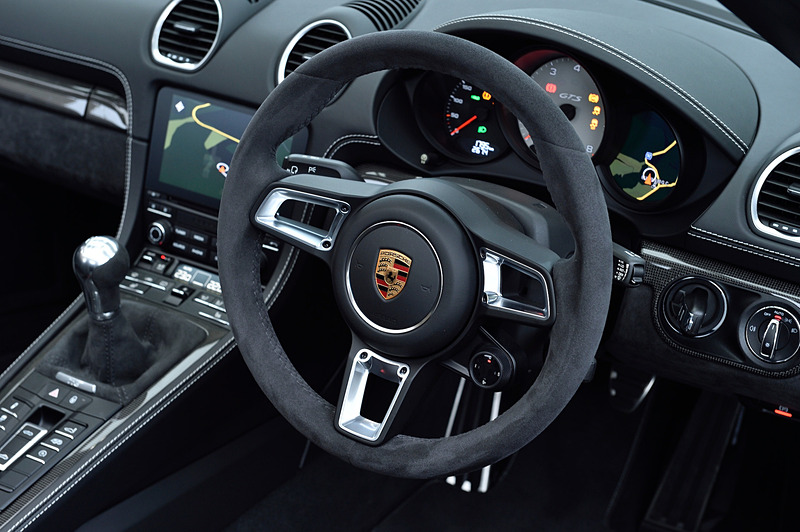 インテリアではステアリングホイールトリム、センターコンソール、アームレストなどにアルカンターラを採用。スポーツクロノパッケージのストップウォッチがダッシュボードに配置されるほか、センタートリムにアルカンターラを用いたスポーツシートを標準装備する