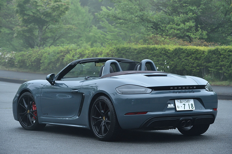 軽井沢往復の小旅行、後半は水平対向4気筒 2.5リッターターボエンジンを搭載する「718 ボクスター GTS」の6速MT仕様（1032万円）をテストドライブ。エンジンの最高出力は269kW（365PS）/6500rpm、最大トルクは420N･m/1900-5500rpm。0-100km/h加速は4.6秒