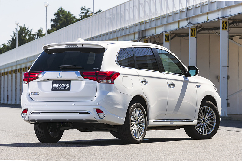 車両後方ではリアバンパーを形状変更し、ルーフの後端にリアスポイラーを追加