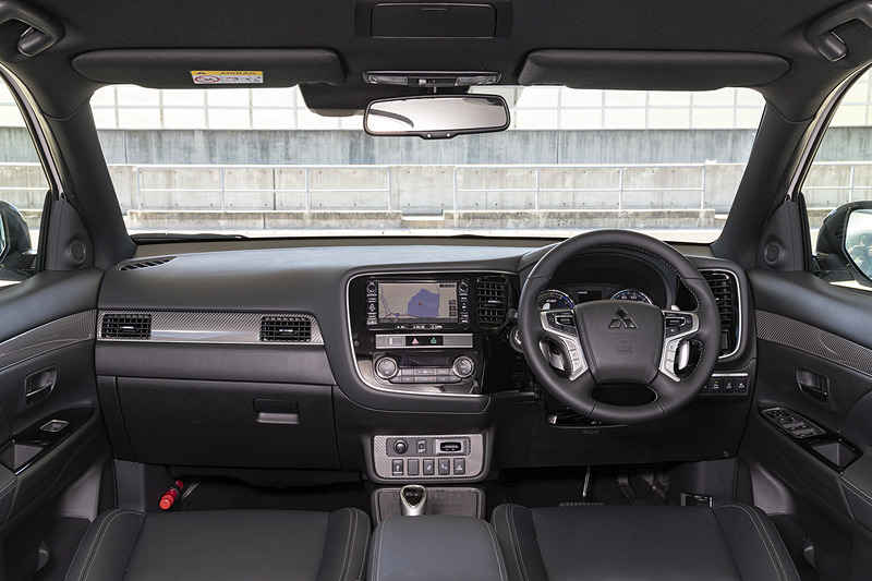 G Plus Package（2019年モデル プロトタイプ）のインテリア。ステアリングのステッチ色をシルバーに変更し、メーターフードやセンターアームレストにもシルバーのステッチを追加して質感向上を図った