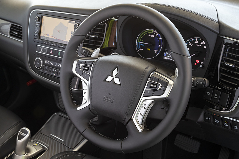 G Plus Package（2019年モデル プロトタイプ）のインテリア。ステアリングのステッチ色をシルバーに変更し、メーターフードやセンターアームレストにもシルバーのステッチを追加して質感向上を図った