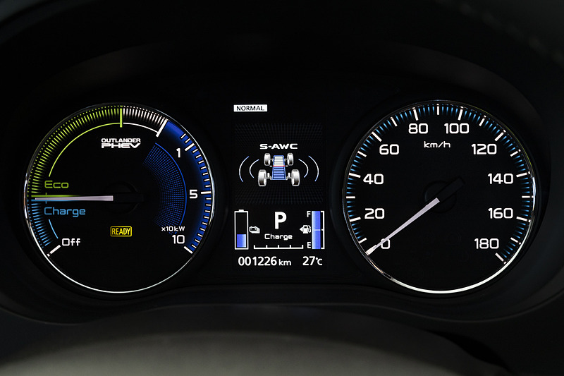 メーターパネルではパワーメーター（左側）の表示内容を刷新。左下に車両が走行できない状態であることを示す「Off」ポジションを追加。中央上側のS-AWCディスプレイもデザイン性を高め、前後駆動力配分や旋回時の駆動＆回生の状況が分かりやすい表示内容に変更された
