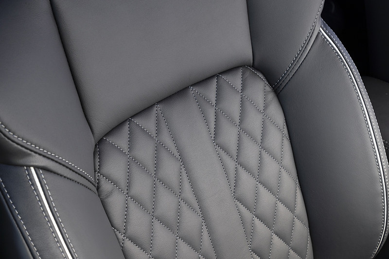 S EditionとG Premium Package専用となる「ダイヤキルティング本革」のシートは、乗員の体をしっかりと受け止めるホールド性に加え、インテリアの高級感アップに貢献