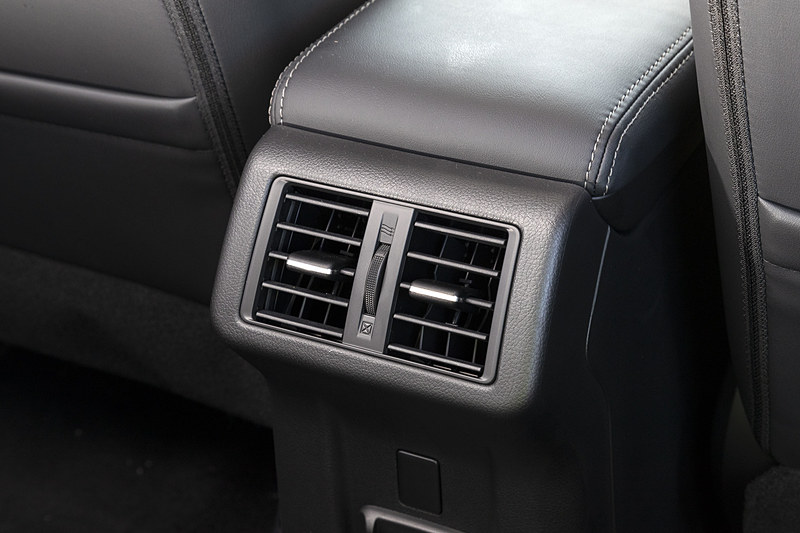 センターコンソールの後方に「後席用エアコン吹き出し口」を新設。後席乗員の快適性を向上させる